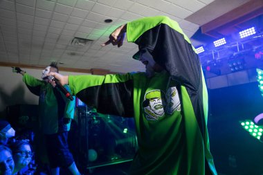 Twiztid, 23 Nisan 2022 'de Livonia, Michigan' daki Burton Malikanesinde canlı performans sergiliyor.