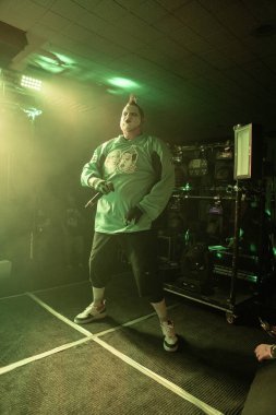 Twiztid, 23 Nisan 2022 'de Livonia, Michigan' daki Burton Malikanesinde canlı performans sergiliyor.