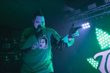 Twiztid, 23 Nisan 2022 'de Livonia, Michigan' daki Burton Malikanesinde canlı performans sergiliyor.