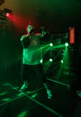 Twiztid, 23 Nisan 2022 'de Livonia, Michigan' daki Burton Malikanesinde canlı performans sergiliyor.