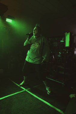 Twiztid, 23 Nisan 2022 'de Livonia, Michigan' daki Burton Malikanesinde canlı performans sergiliyor.