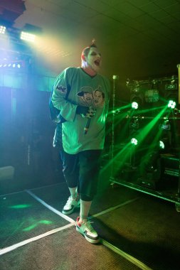Twiztid, 23 Nisan 2022 'de Livonia, Michigan' daki Burton Malikanesinde canlı performans sergiliyor.