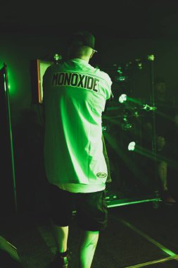 Twiztid, 23 Nisan 2022 'de Livonia, Michigan' daki Burton Malikanesinde canlı performans sergiliyor.