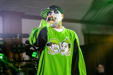 Twiztid, 23 Nisan 2022 'de Livonia, Michigan' daki Burton Malikanesinde canlı performans sergiliyor.