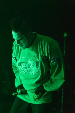 Twiztid, 23 Nisan 2022 'de Livonia, Michigan' daki Burton Malikanesinde canlı performans sergiliyor.