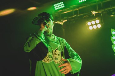 Twiztid, 23 Nisan 2022 'de Livonia, Michigan' daki Burton Malikanesinde canlı performans sergiliyor.