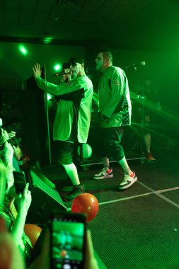 Twiztid, 23 Nisan 2022 'de Livonia, Michigan' daki Burton Malikanesinde canlı performans sergiliyor.