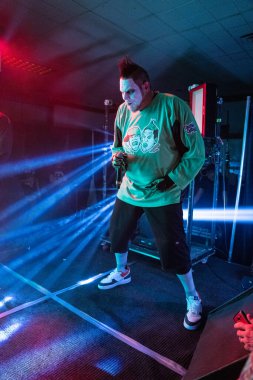 Twiztid, 23 Nisan 2022 'de Livonia, Michigan' daki Burton Malikanesinde canlı performans sergiliyor.