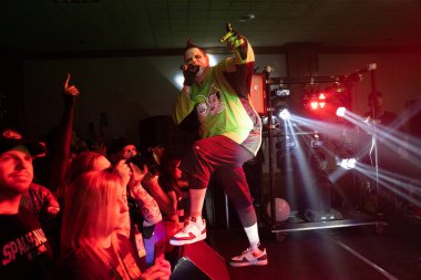 Twiztid, 23 Nisan 2022 'de Livonia, Michigan' daki Burton Malikanesinde canlı performans sergiliyor.