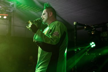 Twiztid, 23 Nisan 2022 'de Livonia, Michigan' daki Burton Malikanesinde canlı performans sergiliyor.