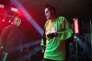 Twiztid, 23 Nisan 2022 'de Livonia, Michigan' daki Burton Malikanesinde canlı performans sergiliyor.