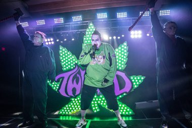 Twiztid, 23 Nisan 2022 'de Livonia, Michigan' daki Burton Malikanesinde canlı performans sergiliyor.