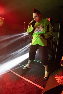Twiztid, 23 Nisan 2022 'de Livonia, Michigan' daki Burton Malikanesinde canlı performans sergiliyor.