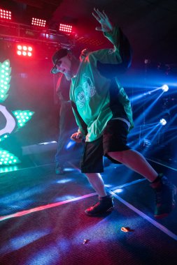 Twiztid, 23 Nisan 2022 'de Livonia, Michigan' daki Burton Malikanesinde canlı performans sergiliyor.