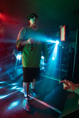 Twiztid, 23 Nisan 2022 'de Livonia, Michigan' daki Burton Malikanesinde canlı performans sergiliyor.