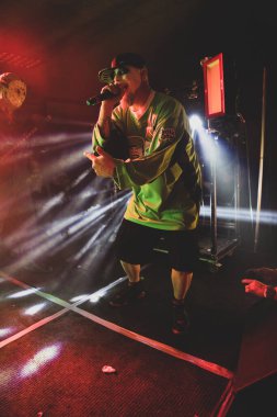 Twiztid, 23 Nisan 2022 'de Livonia, Michigan' daki Burton Malikanesinde canlı performans sergiliyor.