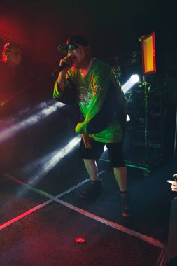 Twiztid, 23 Nisan 2022 'de Livonia, Michigan' daki Burton Malikanesinde canlı performans sergiliyor.