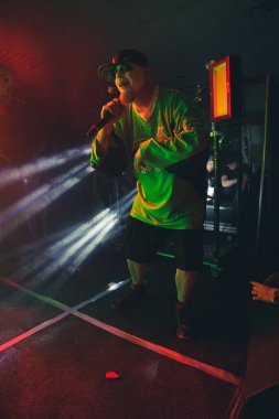 Twiztid, 23 Nisan 2022 'de Livonia, Michigan' daki Burton Malikanesinde canlı performans sergiliyor.