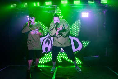 Twiztid, 23 Nisan 2022 'de Livonia, Michigan' daki Burton Malikanesinde canlı performans sergiliyor.