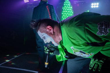 Twiztid, 23 Nisan 2022 'de Livonia, Michigan' daki Burton Malikanesinde canlı performans sergiliyor.