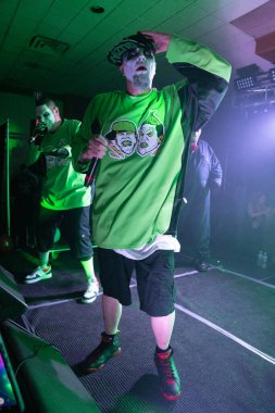 Twiztid, 23 Nisan 2022 'de Livonia, Michigan' daki Burton Malikanesinde canlı performans sergiliyor.