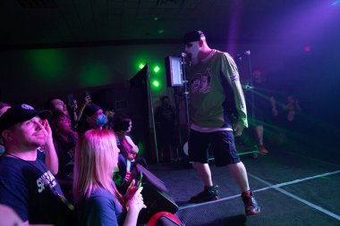 Twiztid, 23 Nisan 2022 'de Livonia, Michigan' daki Burton Malikanesinde canlı performans sergiliyor.