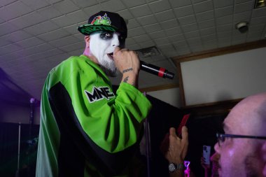 Twiztid, 23 Nisan 2022 'de Livonia, Michigan' daki Burton Malikanesinde canlı performans sergiliyor.