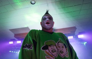 Twiztid, 23 Nisan 2022 'de Livonia, Michigan' daki Burton Malikanesinde canlı performans sergiliyor.