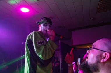 Twiztid, 23 Nisan 2022 'de Livonia, Michigan' daki Burton Malikanesinde canlı performans sergiliyor.