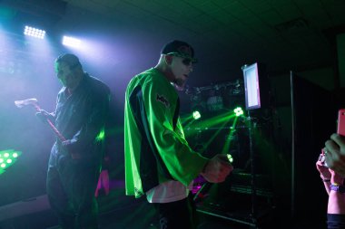 Twiztid, 23 Nisan 2022 'de Livonia, Michigan' daki Burton Malikanesinde canlı performans sergiliyor.