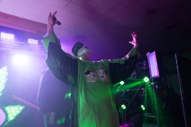 Twiztid, 23 Nisan 2022 'de Livonia, Michigan' daki Burton Malikanesinde canlı performans sergiliyor.