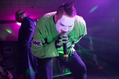 Twiztid, 23 Nisan 2022 'de Livonia, Michigan' daki Burton Malikanesinde canlı performans sergiliyor.