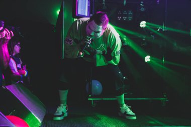 Twiztid, 23 Nisan 2022 'de Livonia, Michigan' daki Burton Malikanesinde canlı performans sergiliyor.