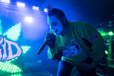 Twiztid, 23 Nisan 2022 'de Livonia, Michigan' daki Burton Malikanesinde canlı performans sergiliyor.