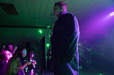 Twiztid, 23 Nisan 2022 'de Livonia, Michigan' daki Burton Malikanesinde canlı performans sergiliyor.