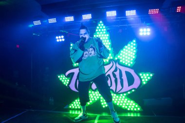 Twiztid, 23 Nisan 2022 'de Livonia, Michigan' daki Burton Malikanesinde canlı performans sergiliyor.
