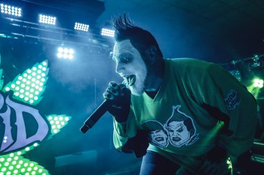 Twiztid, 23 Nisan 2022 'de Livonia, Michigan' daki Burton Malikanesinde canlı performans sergiliyor.