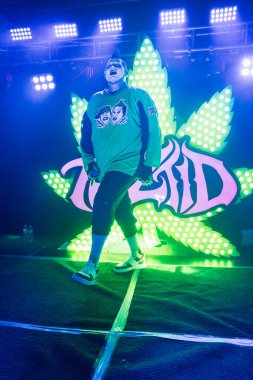 Twiztid, 23 Nisan 2022 'de Livonia, Michigan' daki Burton Malikanesinde canlı performans sergiliyor.