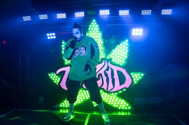 Twiztid, 23 Nisan 2022 'de Livonia, Michigan' daki Burton Malikanesinde canlı performans sergiliyor.