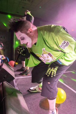 Twiztid, 23 Nisan 2022 'de Livonia, Michigan' daki Burton Malikanesinde canlı performans sergiliyor.