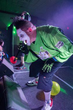 Twiztid, 23 Nisan 2022 'de Livonia, Michigan' daki Burton Malikanesinde canlı performans sergiliyor.