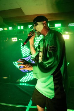 Twiztid, 23 Nisan 2022 'de Livonia, Michigan' daki Burton Malikanesinde canlı performans sergiliyor.