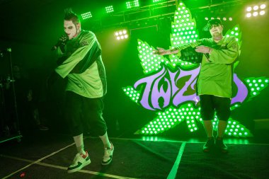 Twiztid, 23 Nisan 2022 'de Livonia, Michigan' daki Burton Malikanesinde canlı performans sergiliyor.