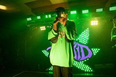 Twiztid, 23 Nisan 2022 'de Livonia, Michigan' daki Burton Malikanesinde canlı performans sergiliyor.