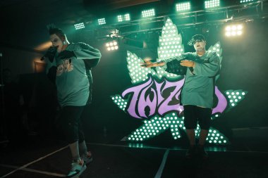 Twiztid, 23 Nisan 2022 'de Livonia, Michigan' daki Burton Malikanesinde canlı performans sergiliyor.