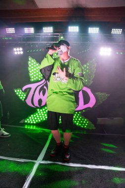 Twiztid, 23 Nisan 2022 'de Livonia, Michigan' daki Burton Malikanesinde canlı performans sergiliyor.