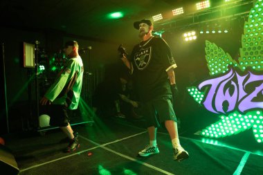 Twiztid, 23 Nisan 2022 'de Livonia, Michigan' daki Burton Malikanesinde canlı performans sergiliyor.