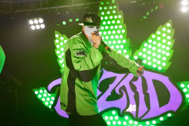 Twiztid, 23 Nisan 2022 'de Livonia, Michigan' daki Burton Malikanesinde canlı performans sergiliyor.