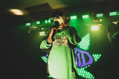 Twiztid, 23 Nisan 2022 'de Livonia, Michigan' daki Burton Malikanesinde canlı performans sergiliyor.