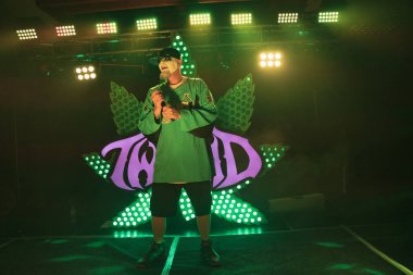 Twiztid, 23 Nisan 2022 'de Livonia, Michigan' daki Burton Malikanesinde canlı performans sergiliyor.